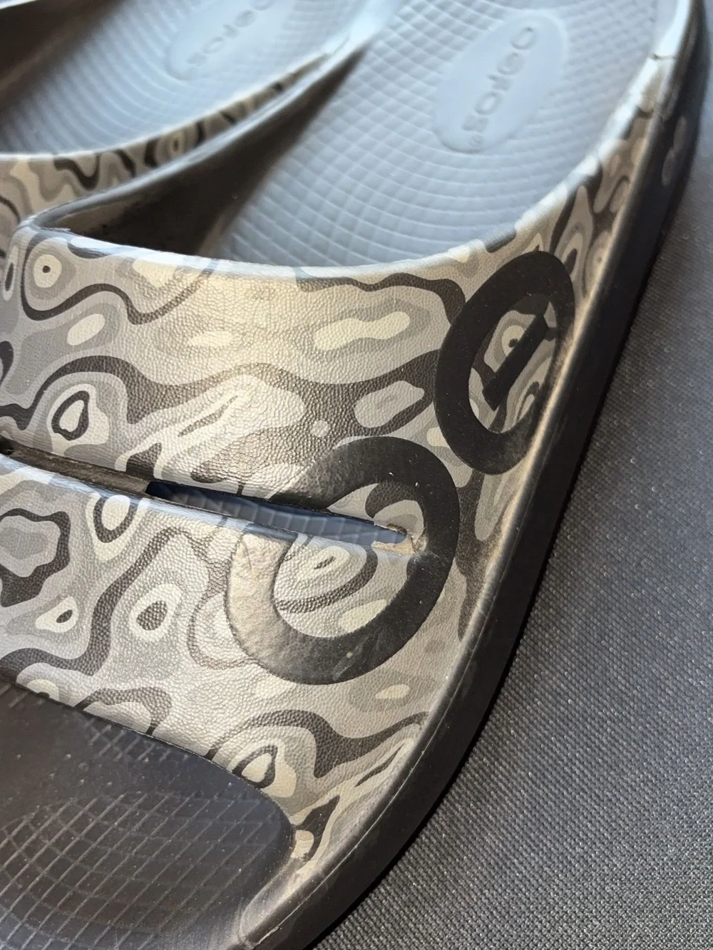 OOFOS Men's Black Water camo Patterned Slide Sandals size 11